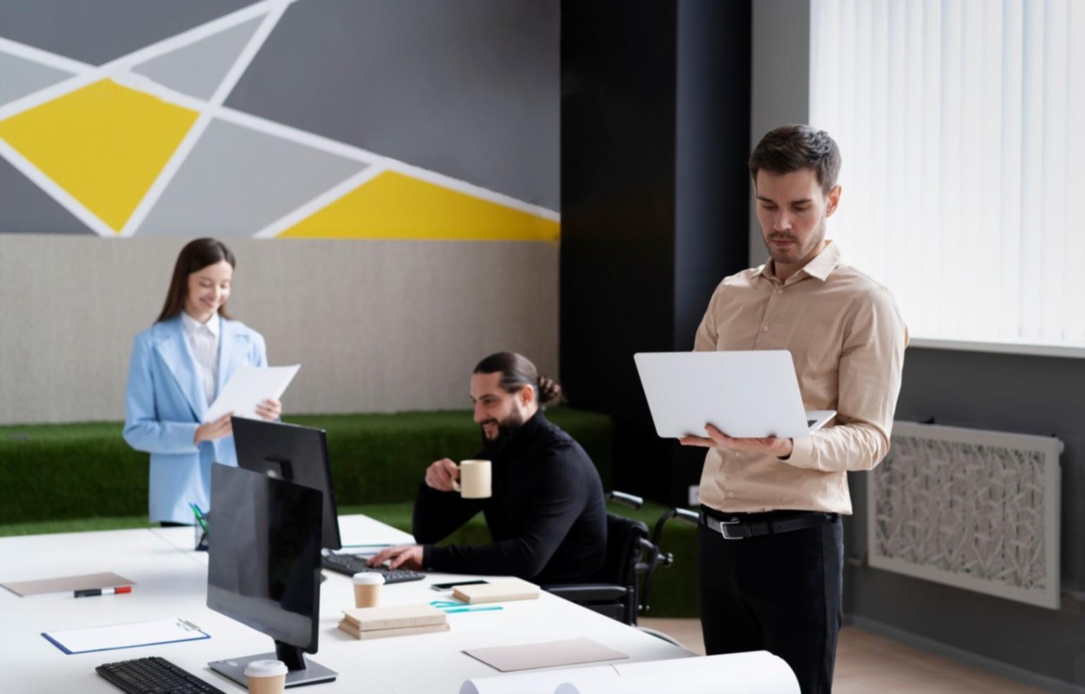 Profesionales discutiendo estrategias financieras en entorno empresarial moderno